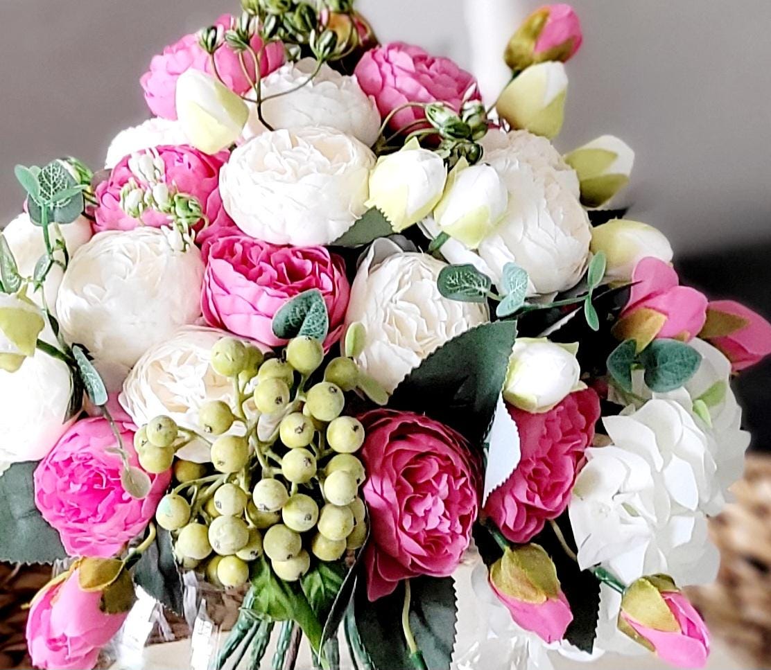 Pink Flower Vase Hot Pink Floral arrangement Pink And White Rose Arrangement Glass Vase Dining Table round glass arrangement modern floral